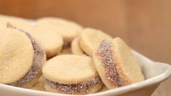 Esse biscoito casadinho caseiro com doce de leite é perfeito para o Dia das Mães: ela vai adorar a surpresa no café da manhã!