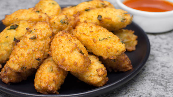 Reaproveitar o arroz nunca foi tão gostoso: prepare bolinhos sequinhos e crocantes na air fryer