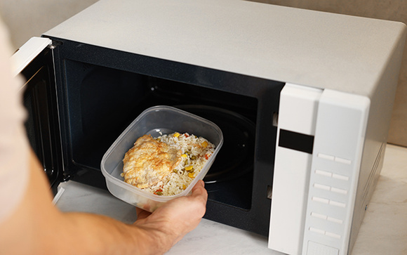 Nunca mais comi arroz ressecado no almoço do trabalho: truque simples deixa o alimento da marmita fresquinho