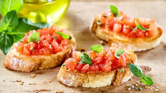 A bruschetta é uma das receitas de Dia dos Pais para inovar com a família (Créditos: TudoGostoso)