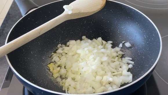 O truque infalível de uma renomada chef de cozinha francesa para nunca queimar sua cebola enquanto cozinha