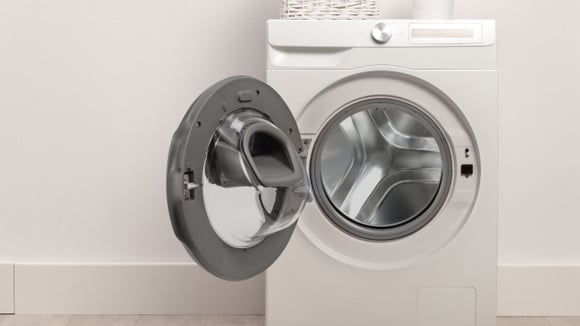 Por que você não deve deixar a porta da máquina de lavar aberta por muito tempo