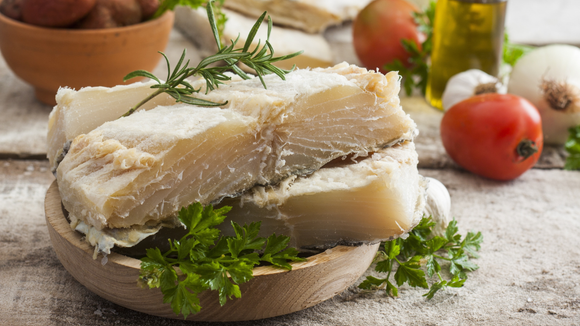 Como dessalgar bacalhau em poucas horas: 3 métodos que funcionam de verdade