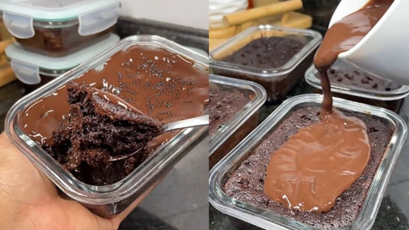 Bolo de chocolate fit com cobertura cremosa e só 220 calorias: receita prática não vai açúcar, nem farinha e pode misturar direto na forma!