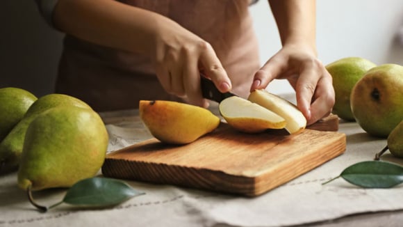 Rica em nutrientes e pobre em calorias: pera é o melhor dos mundos para a sua dieta. Descubra benefícios!