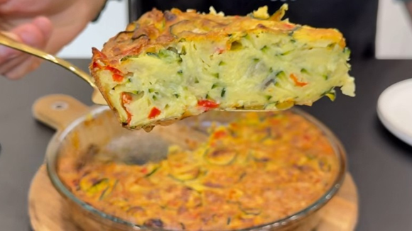 Uma torta de abobrinha leve e cheia de sabor para o dia a dia. (créditos: reprodução/Youtube Ricette Dolci)