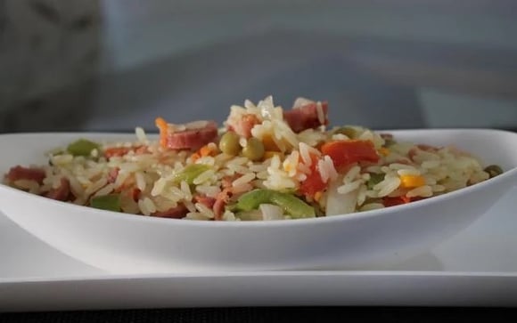 O arroz colorido é praticamente um confete de Carnaval que você pode comer (Créditos: TudoGostoso)