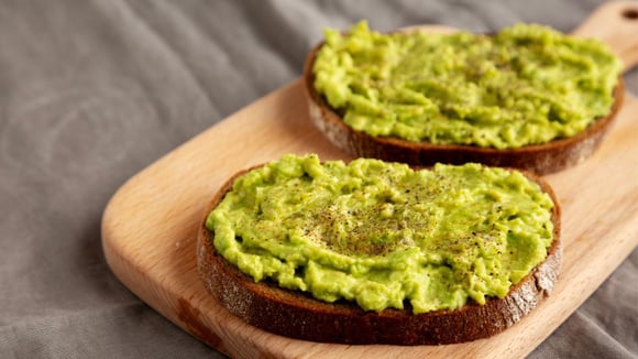 Avocado toast é uma ótima opção para começar o dia! (Créditos: Shutterstock)