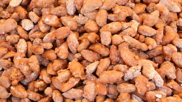 Amêndoas caramelizadas feitas em casa: a receita simples que fica pronta em poucos minutos