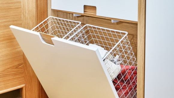 A proposta é aproveitar melhor o ambiente sem deixar as roupas usadas expostas. (Créditos: Shutterstock)