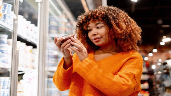 O supermercado colocou um produto 'próximo ao vencimento' em promoção, mas ele estragou no dia seguinte à compra: advogado revela se o consumidor perde o direito de troca