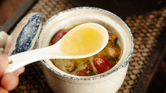 Os chefs concordam: "Para dar mais sabor ao caldo de galinha, o segredo é dourar o frango e os legumes no forno primeiro."