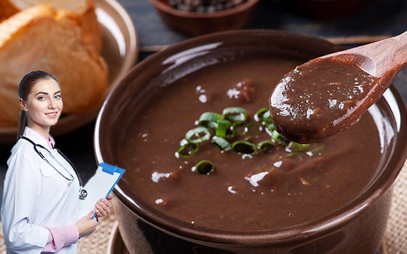 O caldo de feijão tem ferro ou tem que comer o grão para ingerir o mineral? Nutricionista esclarece