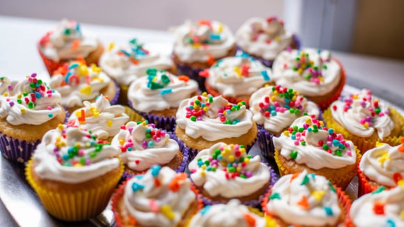 É a hora de usar a criatividade com os cupcakes! (Créditos: Shutterstock)