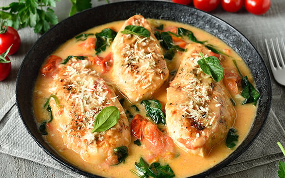Receita fácil de hoje em 30 minutos: TudoGostoso ensina como fazer frango cremoso com espinafre e queijo, um prato rico em proteínas
