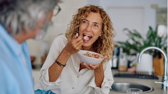 Não é leite: o alimento esquecido no dia a dia que fortalece os ossos em qualquer idade, segundo nutricionistas