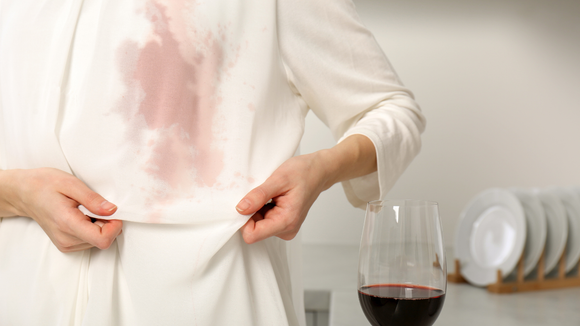 Sujou a roupa com vinho graças ao Dia dos Namorados? O TudoGostoso separou 3 dicas que vão te salvar