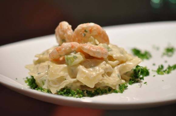 A receita de macarrão com camarão vai deixar todo mundo querendo mais (Créditos: TudoGostoso)
