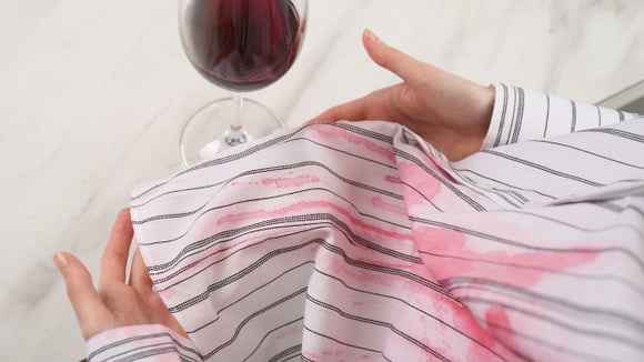 Como tirar mancha de vinho tinto de roupa clara? Com essas dicas do TudoGostoso você recupera a peça rapidinho e sem dor de cabeça