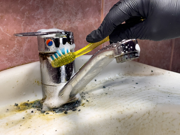 Nem vinagre nem bicarbonato de sódio: a maneira ideal de remover o calcário de torneiras e vasos sanitários