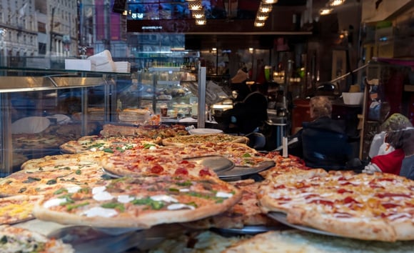 Cidade que nunca dorme produz quase 4 pizzas por segundo e tem os pizzaiolos mais premiados do Brasil