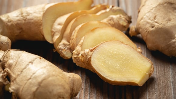 O gengibre é ingrediente aromático e muito versátil (Créditos: Magnific)