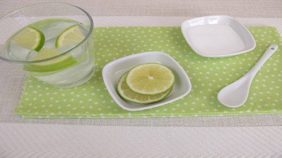 Ingredientes naturais combinados para criar uma bebida matinal focada no bem-estar e no autocuidado. (Foto: Shutterstock)