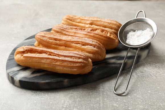 Com quantos anos vocês aprendeu que é possível fazer açúcar de confeiteiro em casa usando esses 2 ingredientes?
