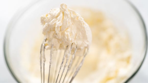 Como fazer chantilly com creme de leite sem errar: versão caseira é perfeita para o preparo das suas sobremesas