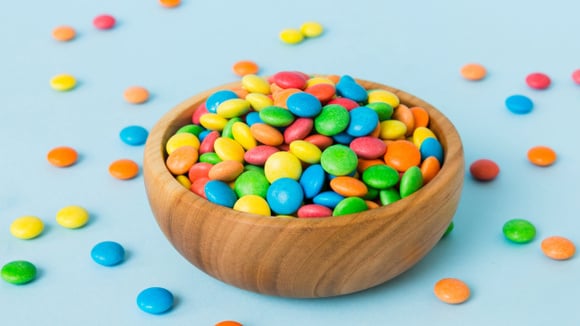 Mudança dos clássicos confeitos de chocolate chegará ao público em breve (Créditos: Shutterstock)