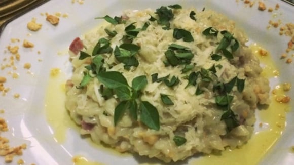 Risoto de gorgonzola com salaminho e espinafre servido em prato decorado (Créditos: TudoGostoso/Bruno)