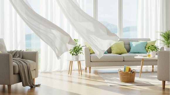 Para garantir uma casa fresca, é importante abrir as janelas nos horários com temperatura mais amena (Créditos: Shutterstock)