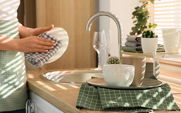 Especialistas em limpeza concordam que você deve sempre ter dois panos de prato em utilização na sua cozinha e aqui está por quê