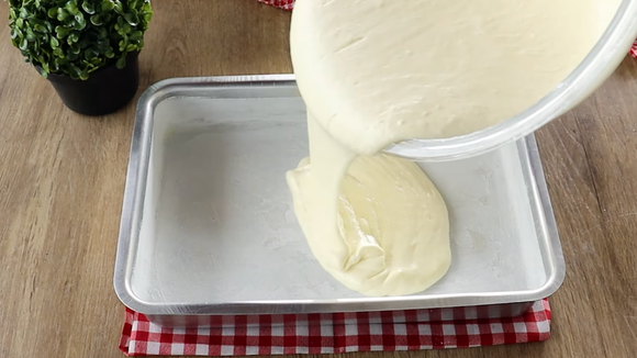 O clássico bolo de amido de milho feito com creme de leite para garantir máxima maciez. (Foto: reprodução Dicas e Receitas da Celly no Youtube)