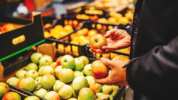 Chega de dúvidas: o passo a passo seguro para desinfetar as frutas com maior índice de agrotóxicos