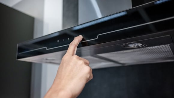 Caso o exaustor continue apresentando ruído intenso ou mau funcionamento depois da verificação de vários pontos, é hora de acionar a assistência técnica! (Créditos: Shutterstock)