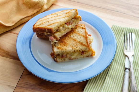 Aqui está o truque de chef (muito simples!) que vai mudar para sempre seu misto quente e deixar o sanduíche crocante