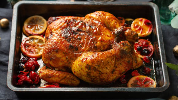 O frango assado mais fácil e rápido do mundo fica pronto para assar em cinco minutos com apenas dois ingredientes e um forno frio