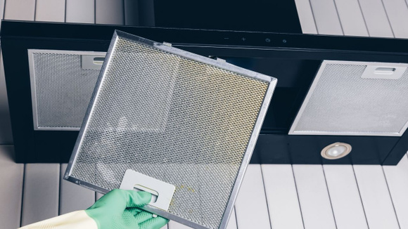 Tanto a parte externa quanto os filtros do exaustor podem ser limpos com a ajuda do vinagre branco e água morna (Créditos: Shutterstock)