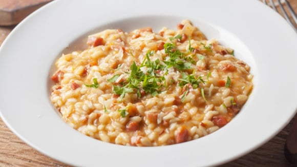 Risoto de bacon servido com coentro picado por cima (Créditos: TudoGostoso)
