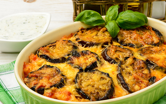 Berinjelas gratinadas com crosta crocante irresistível: a receita de um acompanhamento simples, fácil e apetitoso