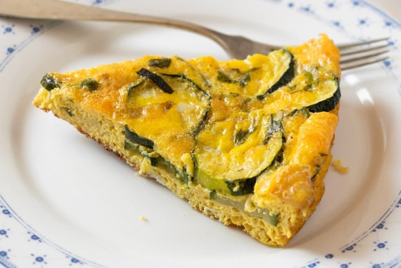 Omelete de abobrinha e queijo: uma receita fácil e rica em proteínas feita na frigideira que aprendi no TudoGostoso