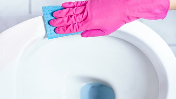 Um engenheiro químico demonstra como limpar um vaso sanitário corretamente: entenda por que a ordem das tarefas é importante e quais combinações de produtos são perigosas