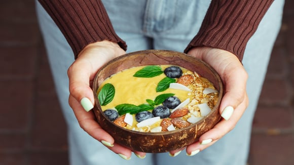 Incluir mais frutas na rotina fica mais fácil quando o café da manhã é gostoso assim. (Foto: Shutterstock).