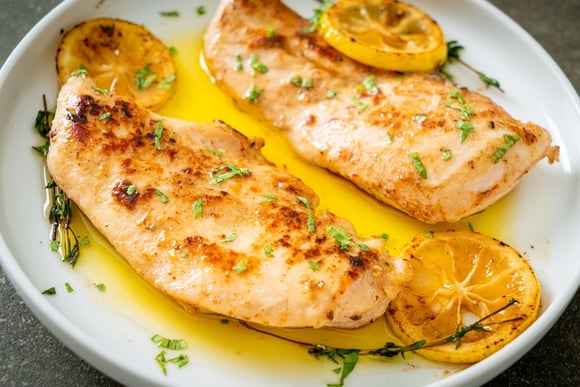 Quer dar um toque especial no seu filé de frango do dia a dia? Já salva essa receita para deixar a sua proteína muito mais saborosa e suculenta