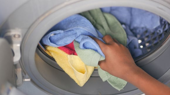 Pare de apostar apenas no bicarbonato: descubra como o percarbonato de sódio pode ser usado na lavagem de roupas