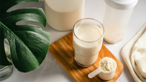 Para um resultado melhor, a dica é usar leite de vaca ou bebidas vegetais no preparo de shakes de proteína (Créditos: Shutterstock)