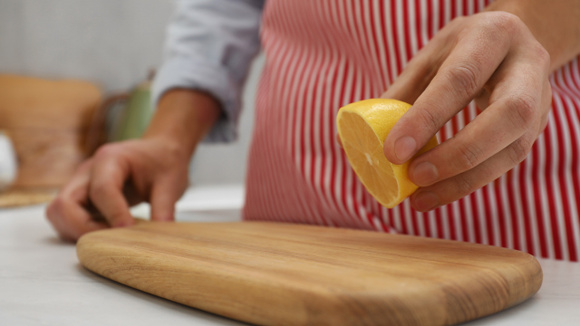 Usando a fruta dessa forma você consegue remover os resíduos da tábua e deixar um aroma agradável (Créditos: Shutterstock)