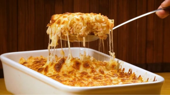 O arroz de forno à parmegiana mais fácil e saboroso do TudoGostoso para salvar qualquer almoço corrido