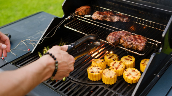 Monte o churrasco perfeito para a Copa com estes utensílios essenciais